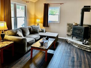 Una televisión, una chimenea