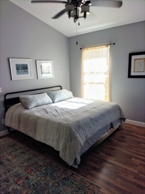 3 bedrooms, desk, iron/ironing board, free WiFi