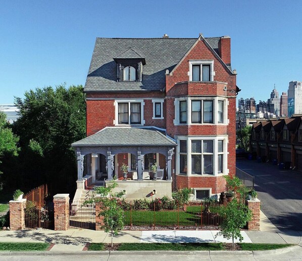 Exterior - Private Studio Apartment 2 Blocks from all arenas! Event Parking Included (Detroit)