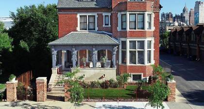 Private Studio Apartment 2 Blocks from all arenas! Event Parking Included