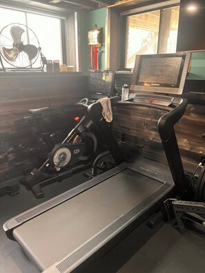 Fitness facility - Private Studio Apartment 2 Blocks from all arenas! Event Parking Included (Detroit)