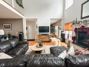 Smart TV, books, printers - Quiet Cul-De-Sac w/Pool, 2-3 miles to Town & Track (Saratoga Springs)