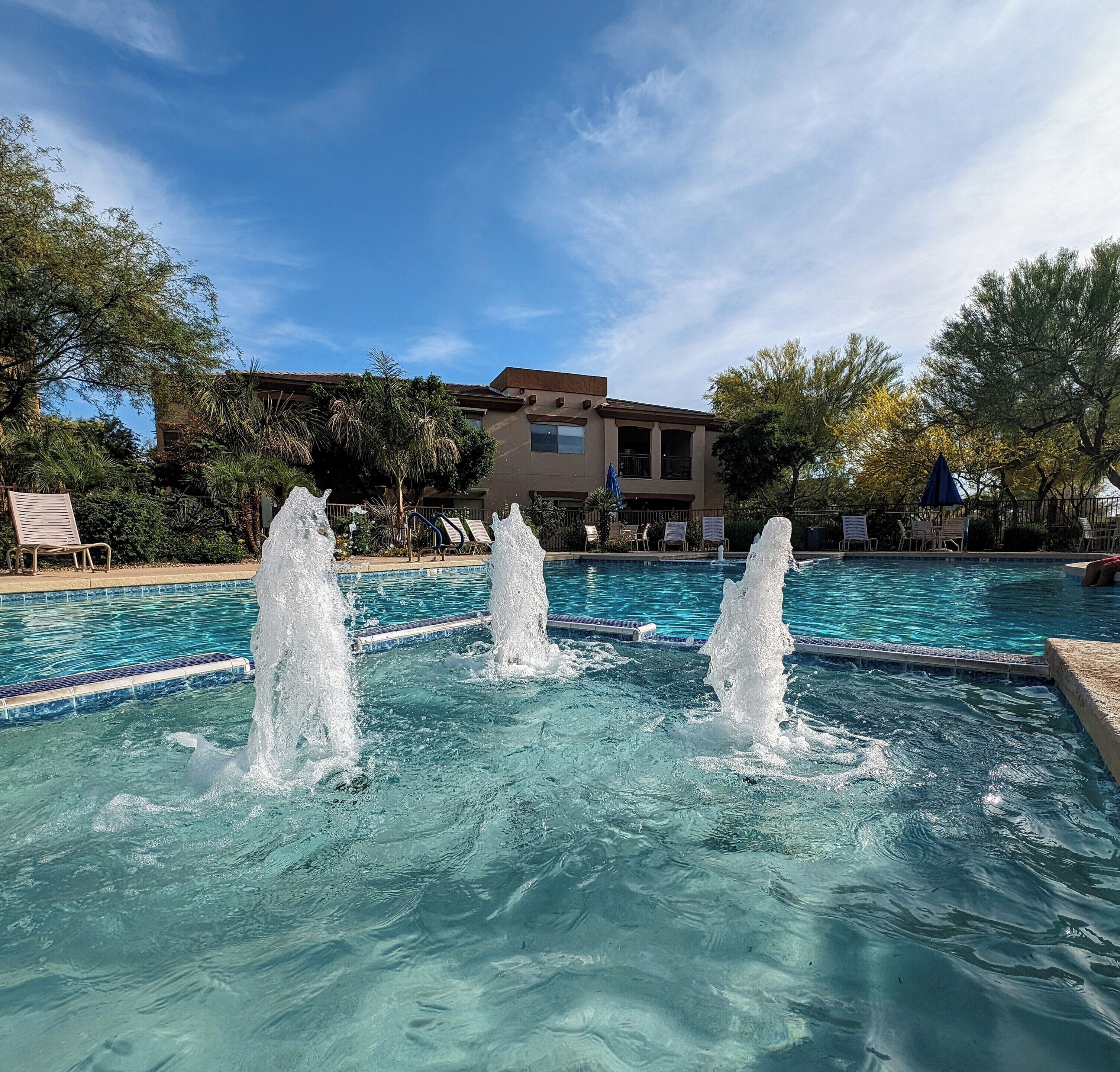 Een buitenzwembad, een verwarmd zwembad