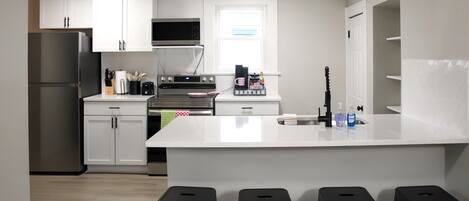 Refrigerador, microondas, horno, placa de cocina