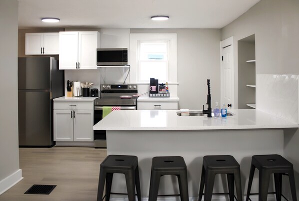 Kylskåp, mikrovågsugn, ugn och spishäll