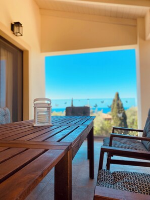 Outdoor dining - VillaDelphia (Kefalonia)