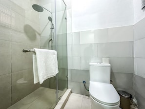 Deluxe Double or Twin Room | Bathroom - Ramisac Hospitality  (Lekki)