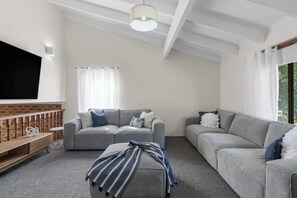 TV, offices - Baramook at Mollymook near beach (Mollymook)