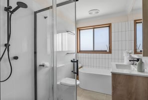 Douche, serviettes fournies, shampoing