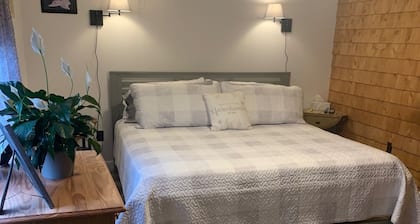 Cozy 2 bedroom house in Downeast Maine. Family/Pet Friendly.
Nightly or Monthly