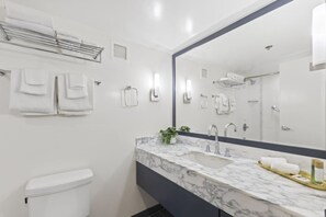 Hair dryer, towels - Renovated High Rise Views In The Heart of Town (Honolulu)