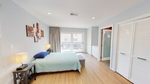 3 bedrooms, iron/ironing board, WiFi, bed sheets - Home in Venice Beach Canals  (Los Angeles)