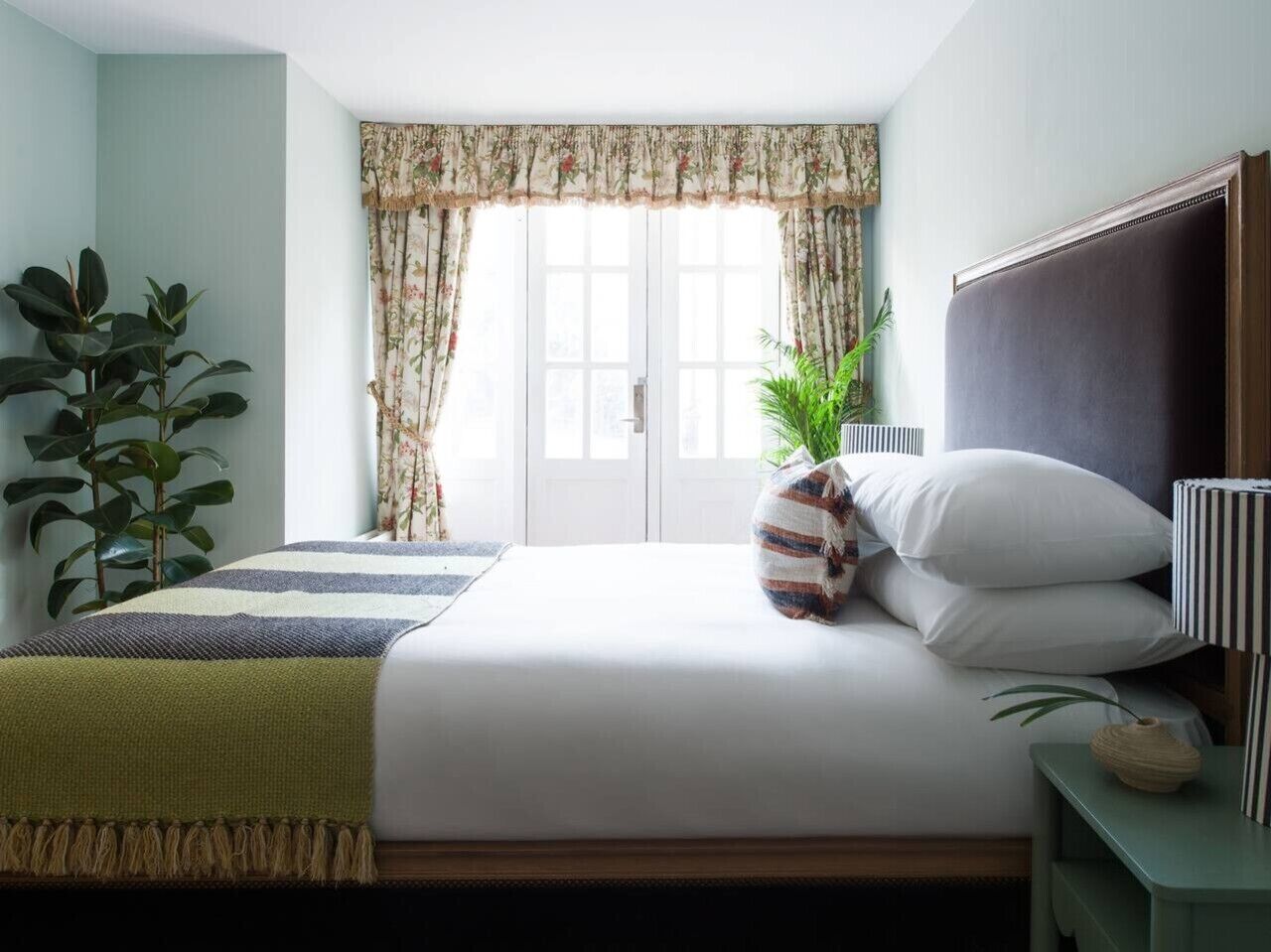 5 bedrooms, desk, iron/ironing board, internet