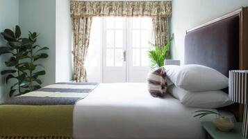 5 bedrooms, desk, iron/ironing board, internet