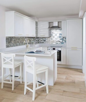 Fridge, oven, stovetop, dishwasher - Notting Hill Mews House, sleeps 8 (London)