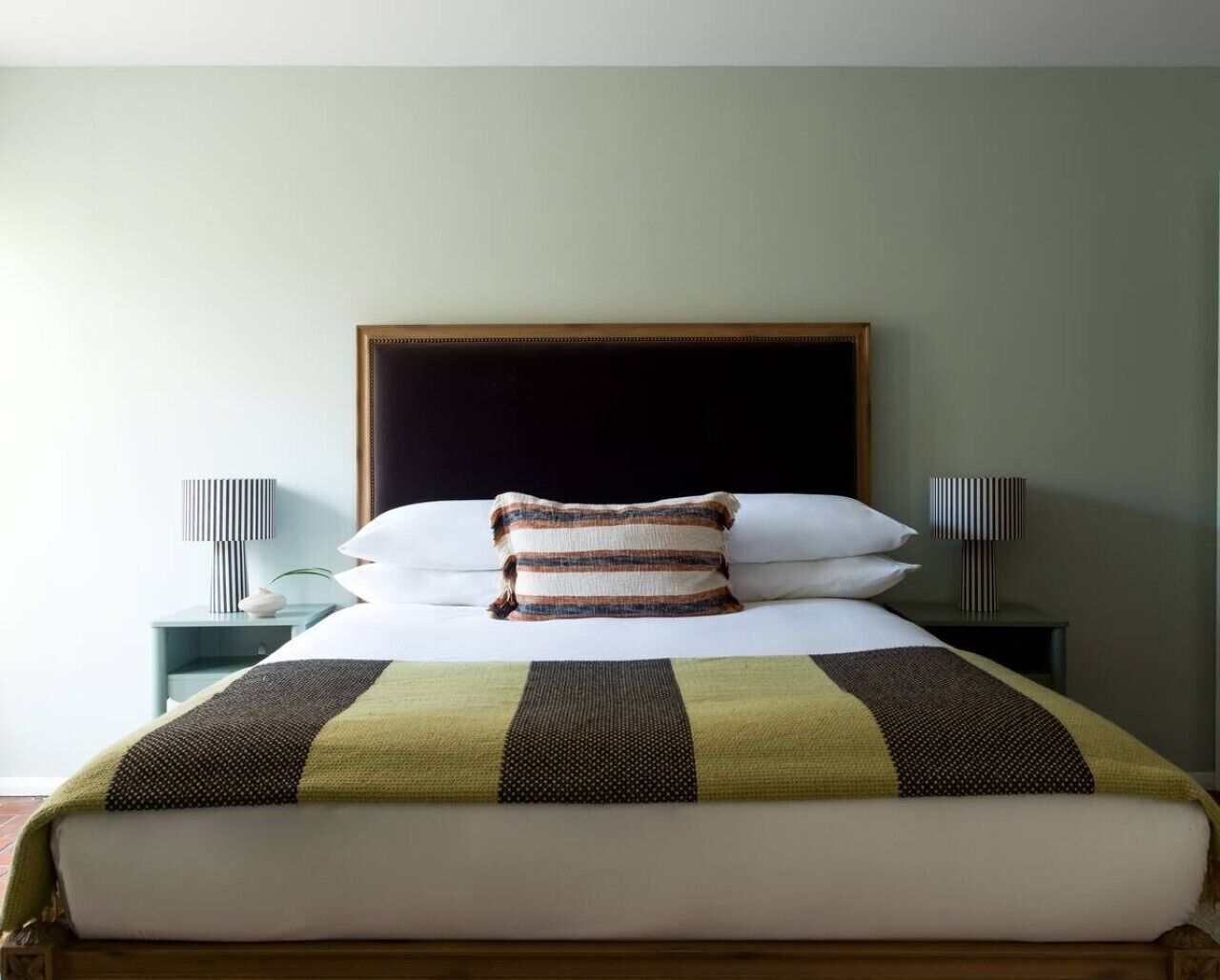 Desk, iron/ironing board, WiFi, bed sheets