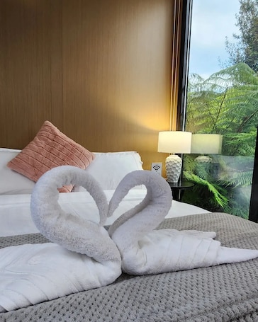 1 bedroom, free WiFi, bed sheets. Escape to a Rustic Modern Farm Cabin with Outdoor Bath