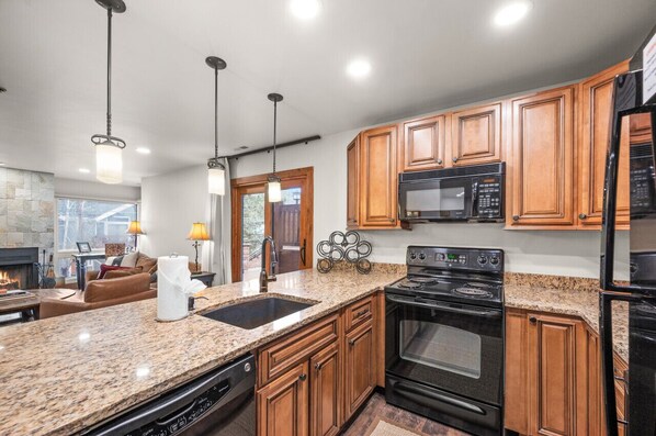 Frigorífic, microones, forn i placa de cuina 