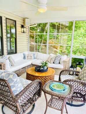 Smart TV, fireplace, books, music library