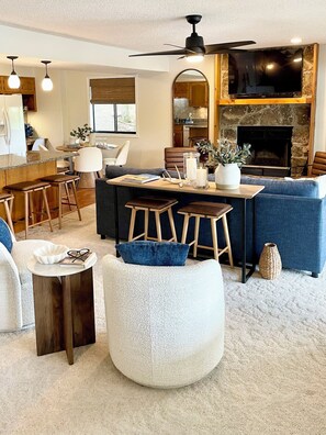 Smart TV, chimenea, libros y biblioteca musical 