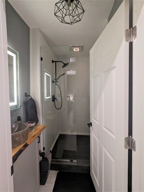 Dusche, Handtücher, Seife, Toilettenpapier