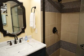 Dusche, Haartrockner, Handtücher, Seife