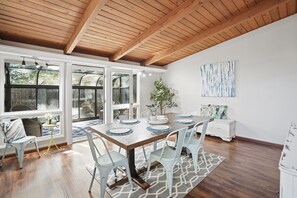 Dining - The Burnett Beach House (Topeka)
