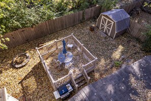 Outdoor dining - The Burnett Beach House (Topeka)