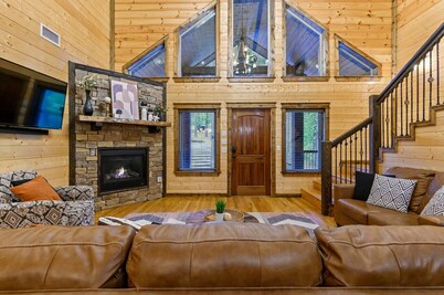 Low Rider Lodge backed up to Forest with ATV Trail Access from Driveway