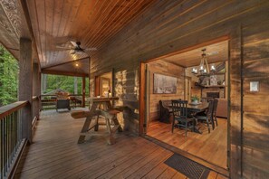 Covered deck with picnic table, open to the dining area. - Low Rider Lodge backed up to Forest with ATV Trail Access from Driveway (Broken Bow)