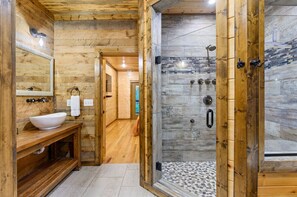 Hair dryer, towels, soap, shampoo - Low Rider Lodge backed up to Forest with ATV Trail Access from Driveway (Broken Bow)