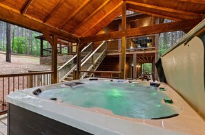 Outdoor spa tub - Low Rider Lodge backed up to Forest with ATV Trail Access from Driveway (Broken Bow)