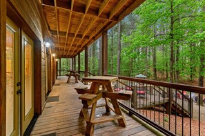 Outdoor dining - Low Rider Lodge backed up to Forest with ATV Trail Access from Driveway (Broken Bow)