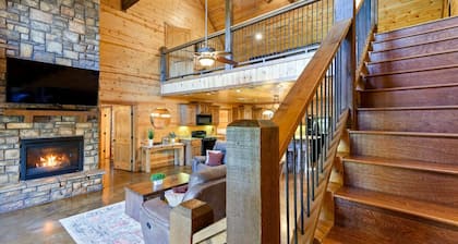 Wide Glide Lodge over 1 acre w Hot Tub Movie Room and Playset