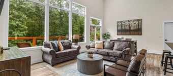 Lux Chalet with Hot Tub Ride In/Out onto Back 40 Trails