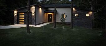 Lux Chalet with Hot Tub Ride In/Out onto Back 40 Trails