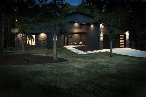 Cozy Chalet with Hot Tub Woodland Views Near Back 40 Trails