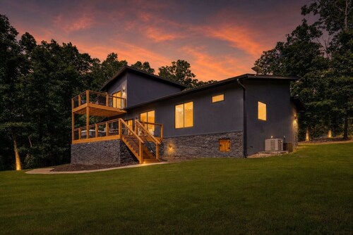 Cozy Chalet with Hot Tub Woodland Views Near Back 40 Trails