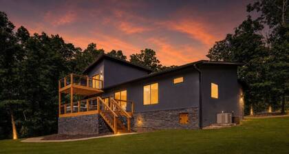 Cozy Chalet with Hot Tub Woodland Views Near Back 40 Trails