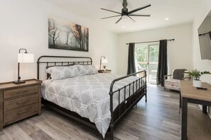 3 slaapkamers, een strijkplank/strijkijzer, gratis wifi, beddengoed