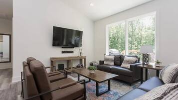 Una televisión, un reproductor estéreo