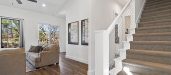 Contemporary Pet-Friendly Chalet Hot Tub & Trail Access