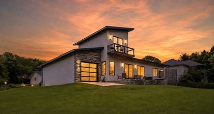 Contemporary Pet-Friendly Chalet Hot Tub & Trail Access