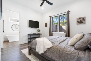 3 bedrooms, desk, iron/ironing board, free WiFi