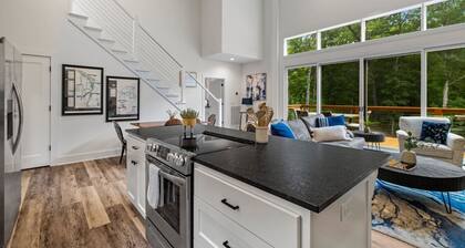 Modern Chalet Near Back 40 Trails Hot Tub & Forest Views