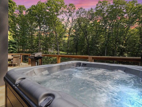 Modern Chalet Near Back 40 Trails Hot Tub & Forest Views