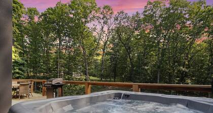 Modern Chalet Near Back 40 Trails Hot Tub & Forest Views