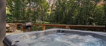 Modern Chalet Near Back 40 Trails Hot Tub & Forest Views