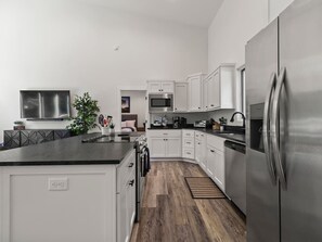 ثلاجة، ميكروويف، فرن، موقد طهي مسطح