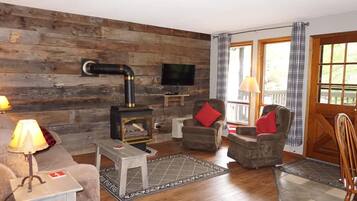 Smart TV, chimenea, futbolito y tenis de mesa